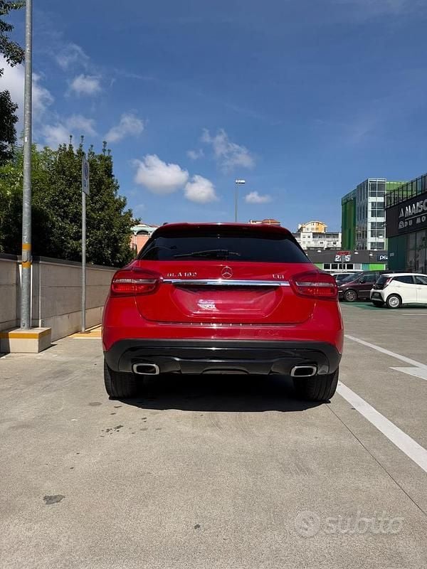 Usata Mercedes GLA180 109 CV (80 kW) 2015 Rosso SUV