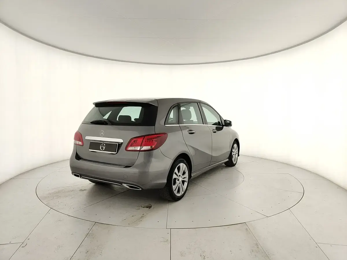 Usata Mercedes B180 109 CV (80 kW) 2016 Grigio montagna Utilitaria