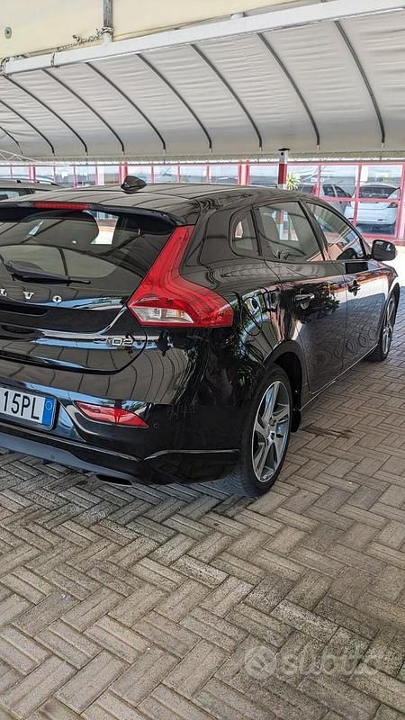Usata Volvo V40 Momentum 120 CV (88 kW) 2016 Nero Station wagon