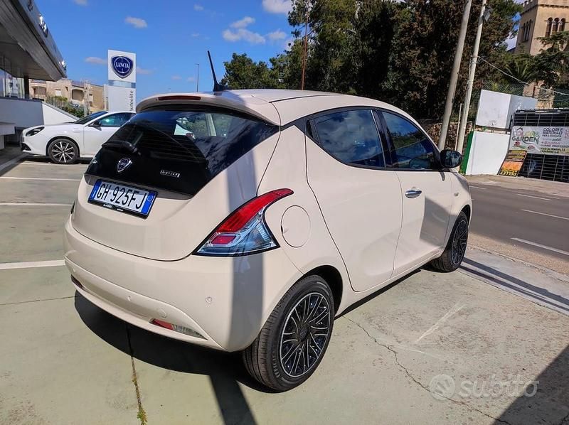 Usata Lancia Ypsilon Gold 69 CV (50 kW) 2022 Oro Utilitaria