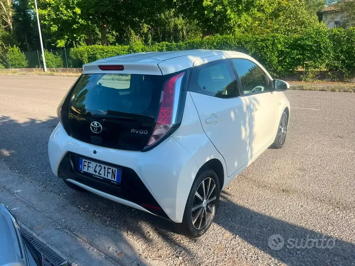 Usata Toyota Yaris Active 69 CV (50 kW) 2016 Bianco Berlina