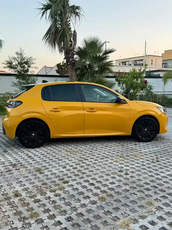 Usata Peugeot 208 75 CV (55 kW) 2021 Giallo Utilitaria