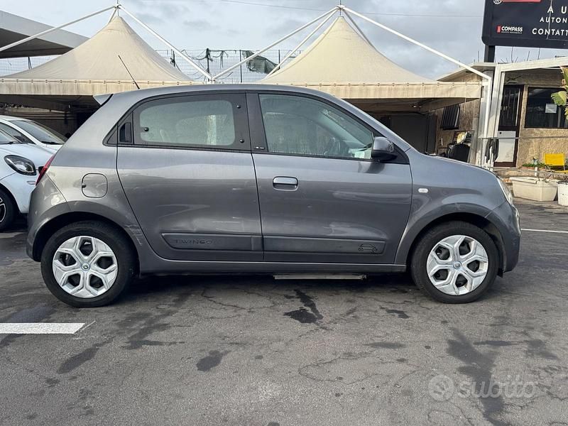 Usado Renault Twingo Intens 60 kW (82 CV) 2021 Gris Utilitario