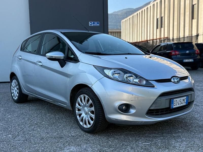 Usata Ford Fiesta Titanium 82 CV (60 kW) 2010 Argento Utilitaria