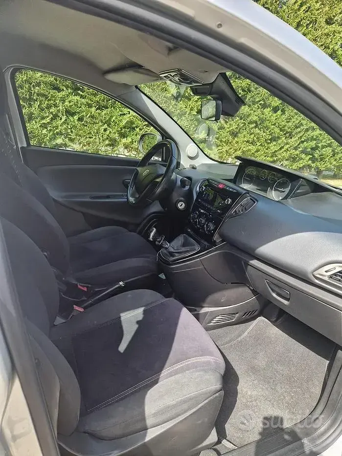 Usata Lancia Ypsilon 69 CV (50 kW) 2012 Grigio Utilitaria