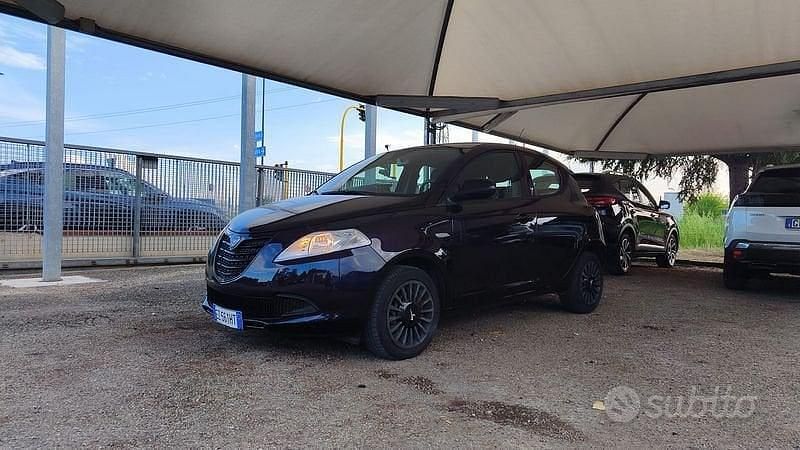 Usata Lancia Ypsilon 69 CV (50 kW) 2015 Rosso Utilitaria