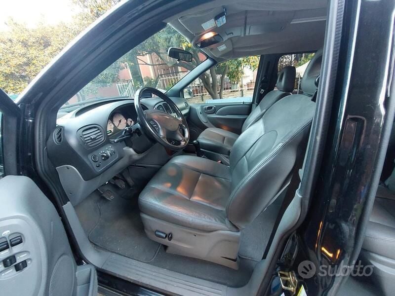 Usata 2007 Chrysler Grand Voyager Monovolume | 5000 € (Buon prezzo) - Immagine 1/4