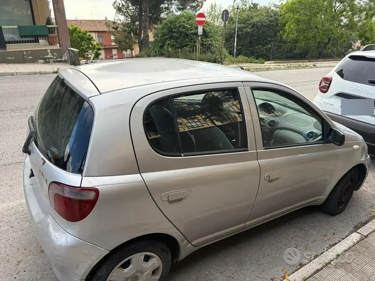 Begagnad Toyota Yaris 68 HK (50 kW) 2000 Grå Sedan