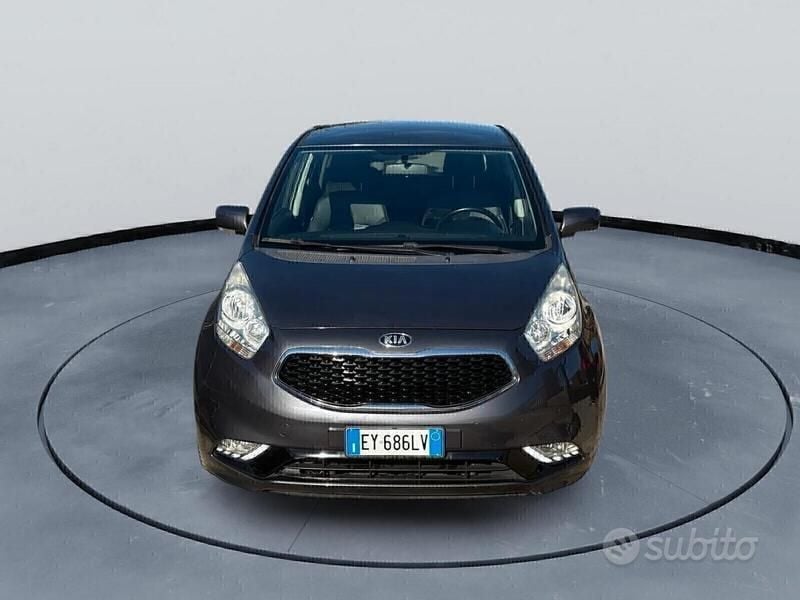 Grigio Usata 2015 Kia Venga Due volumi | 5999 € (Buon prezzo) - Immagine 1/4