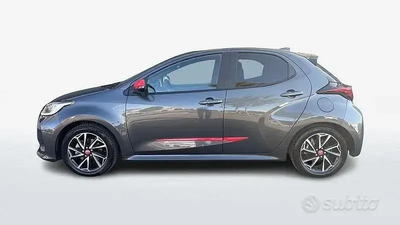 Usata Toyota Yaris Hybrid Style 92 CV (67 kW) 2022 Grigio Berlina