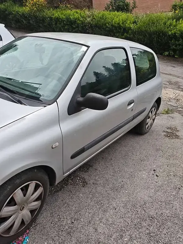 Usata Renault Clio II 68 CV (50 kW) 2007 Grigio Berlina