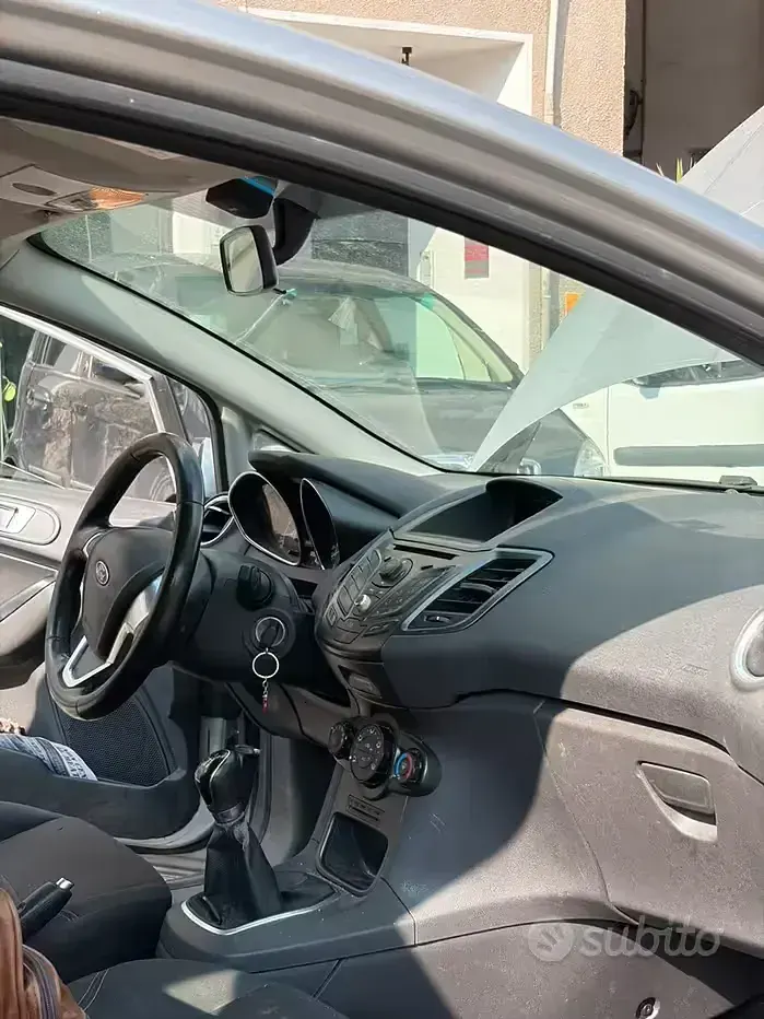 Usata Ford Fiesta 97 CV (71 kW) 2014 Grigio Utilitaria