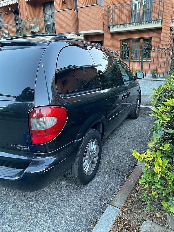 Nero Usata 2007 Chrysler Voyager Monovolume | 1800 € - Immagine 1/4
