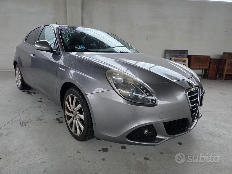 Grigio Usata 2011 Alfa Romeo Giulietta Tre volumi | 3500 € (Ottimo prezzo) - Immagine 1/4