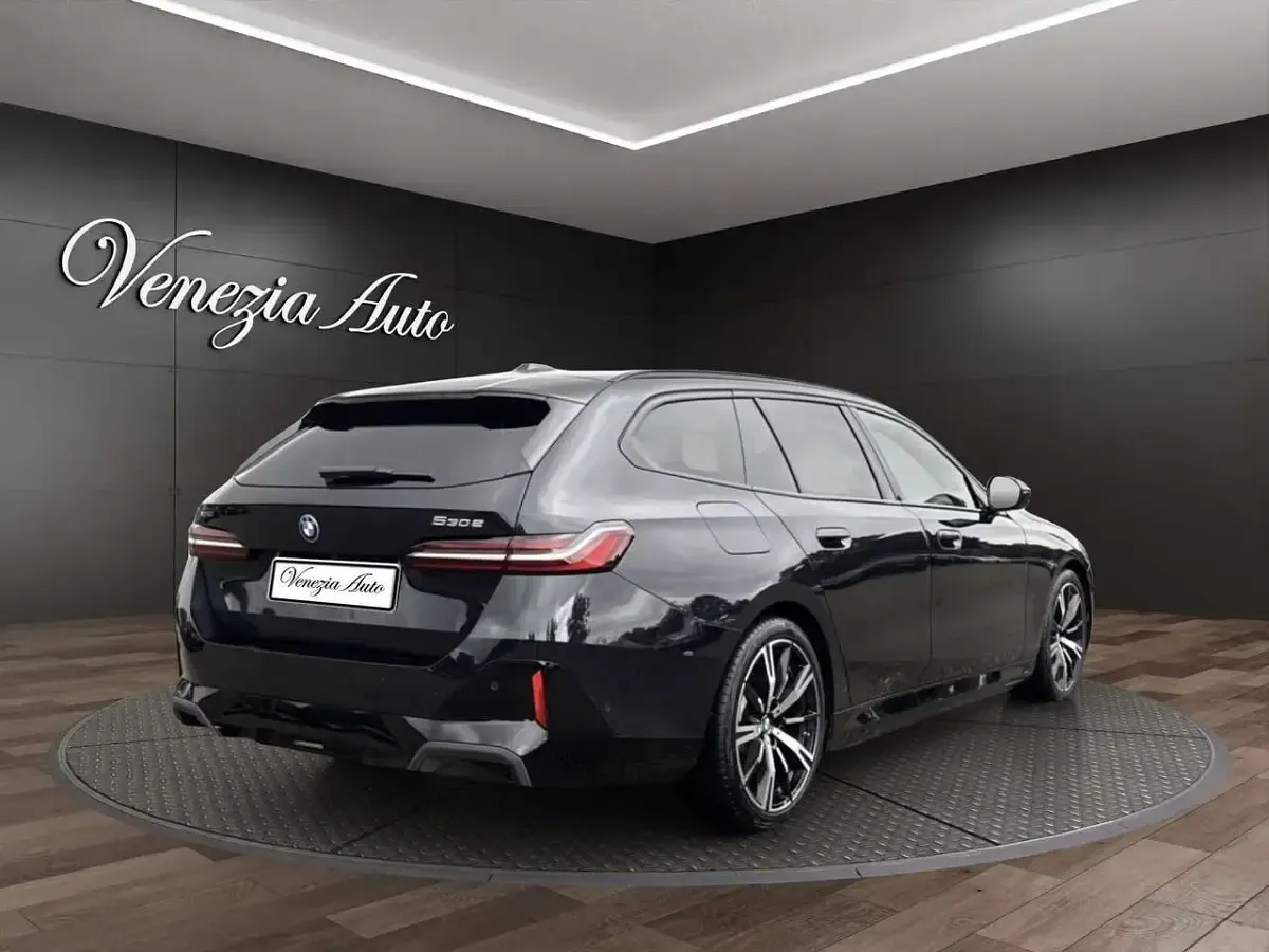 Usata BMW 530e M Sport 298 CV (219 kW) 2025 Nero Station wagon