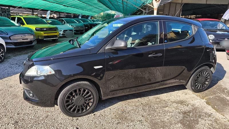 Usata Lancia Ypsilon 69 CV (50 kW) 2018 Nero Utilitaria