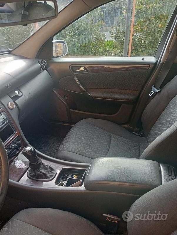 Usata Mercedes C220 142 CV (104 kW) 2001 Grigio Berlina