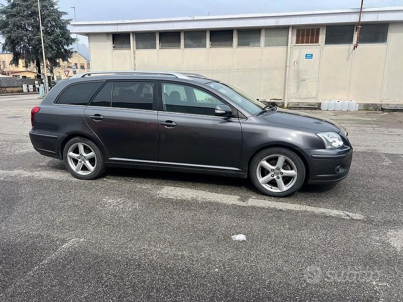 Usata Toyota Avensis 2007 Marrone Station wagon