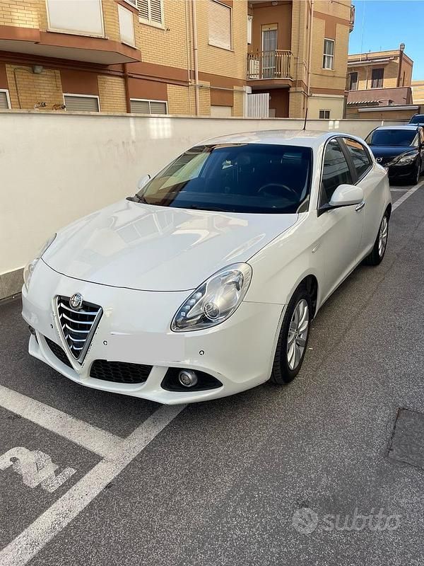 Bianco Usata 2015 Alfa Romeo Giulietta Tre volumi | 6700 € (Ottimo prezzo) - Immagine 1/4