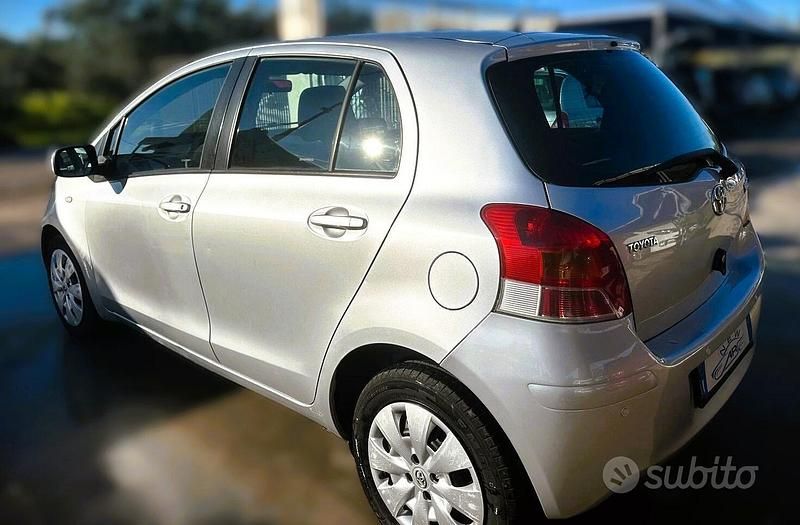 Usata Toyota Yaris Sol 90 CV (66 kW) 2009 Grigio Utilitaria
