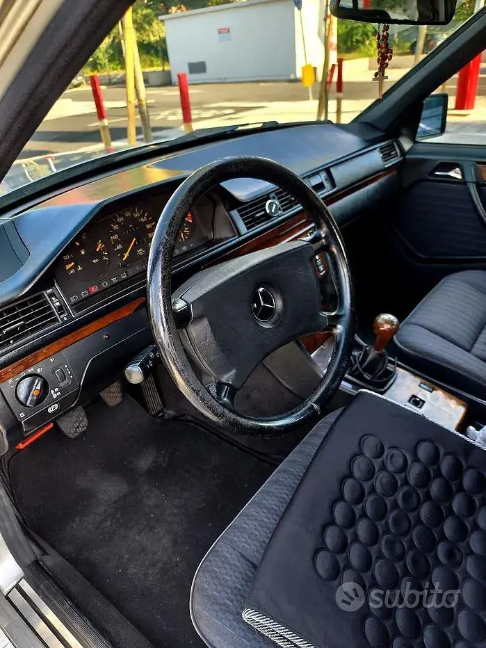 Usata Mercedes E200 122 CV (89 kW) 1991 Grigio Berlina
