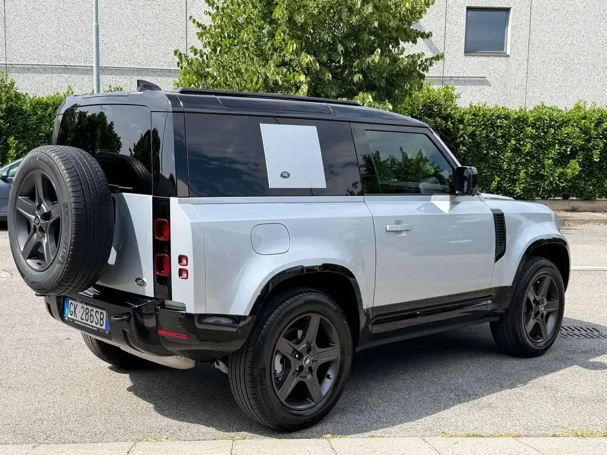 Usata Land Rover Defender SE Dynamic 200 CV (147 kW) 2022 Argento SUV