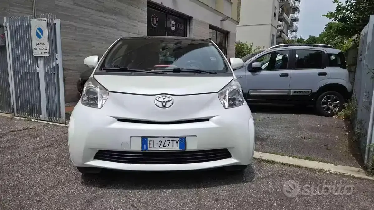 Usata Toyota iQ Trend 68 CV (50 kW) 2012 Bianco Utilitaria
