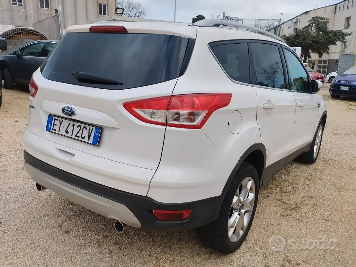Usata Ford Kuga 150 CV (110 kW) 2015 Bianco SUV