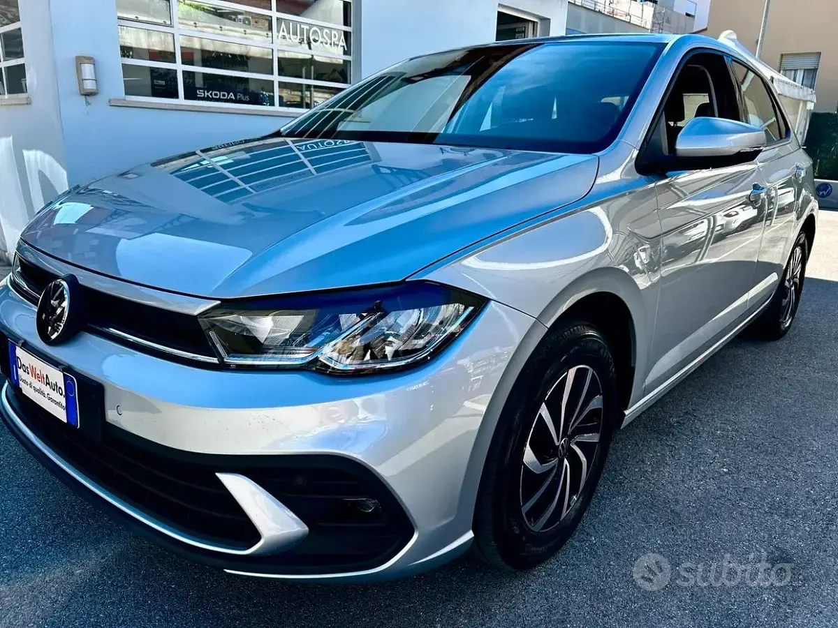 Usata VW Polo Life 90 CV (66 kW) 2023 Grigio Utilitaria