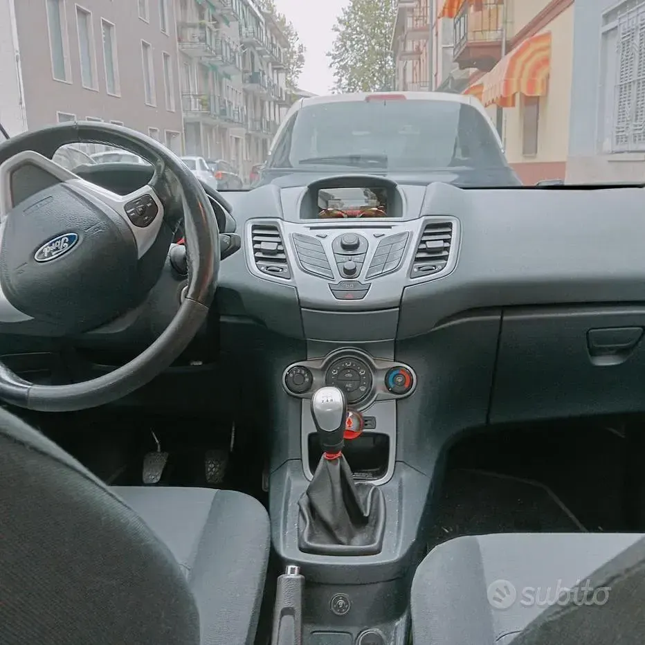 Usata Ford Fiesta 97 CV (71 kW) 2009 Bianco Berlina