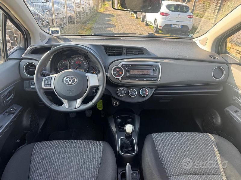 Usata Toyota Yaris Lounge 69 CV (50 kW) 2013 Bianco Utilitaria