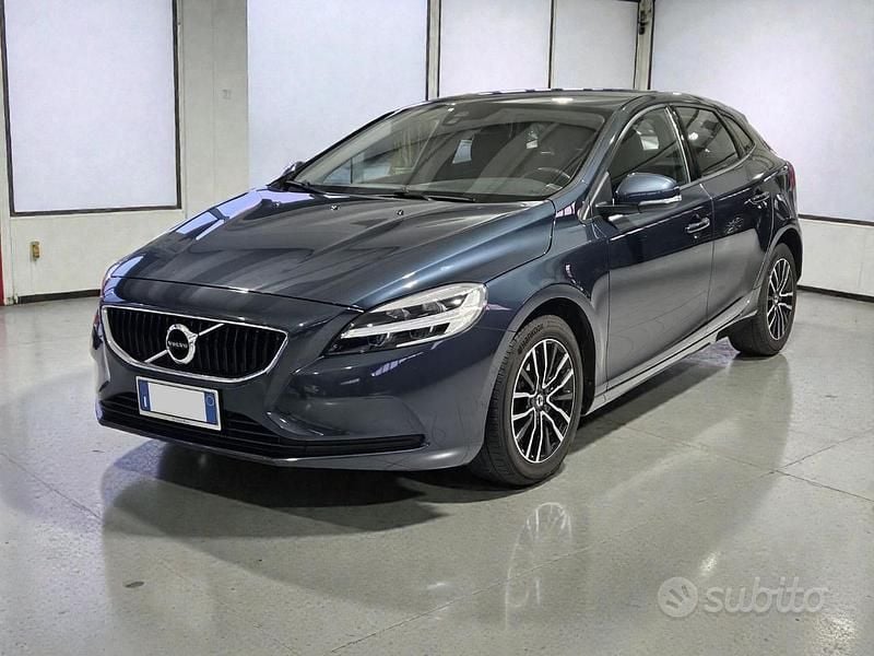 Usata Volvo V40 Business Edition 120 CV (88 kW) 2019 Blu metallizzato Berlina