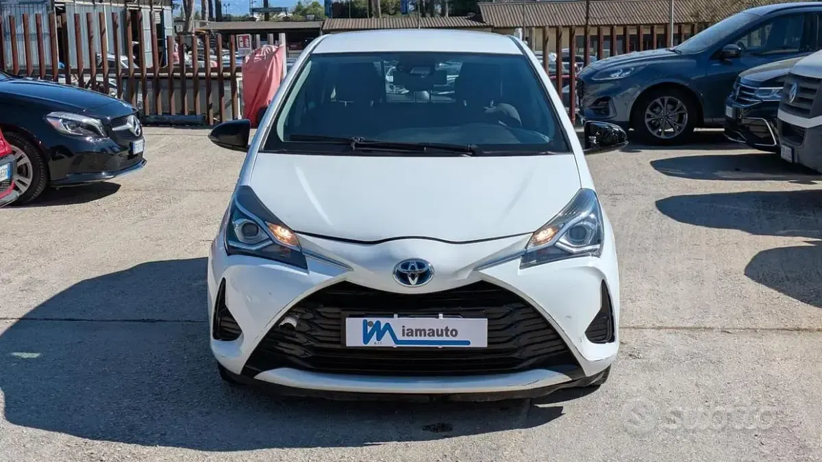 Usata Toyota Yaris Hybrid Cool 72 CV (52 kW) 2018 Bianco Berlina