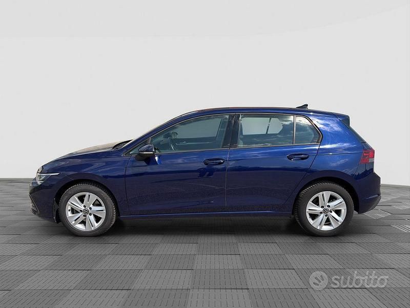 Begagnad VW Golf VIII Life 110 HK (80 kW) 2023 Blå Sedan