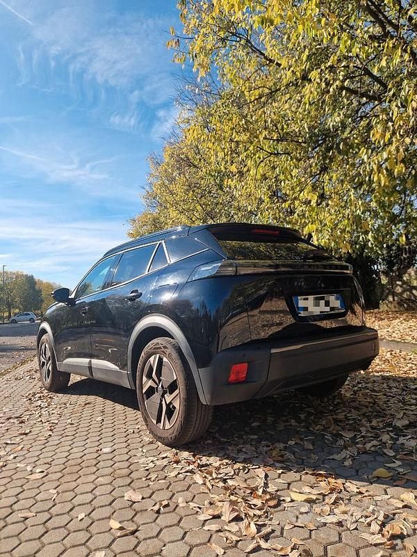 Używany Peugeot 2008 Active 100 KM (73 kW) 2023 Czarny SUV