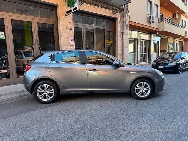 Usata Alfa Romeo Giulietta Distinctive 105 CV (77 kW) 2011 Grigio Utilitaria