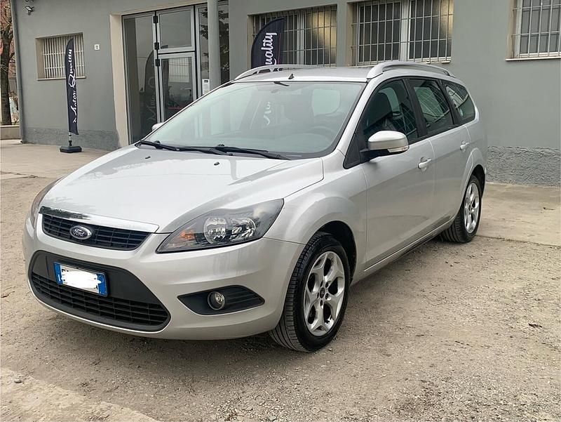 Begagnad Ford Focus Titanium 115 HK (84 kW) 2010 Silver Kombi