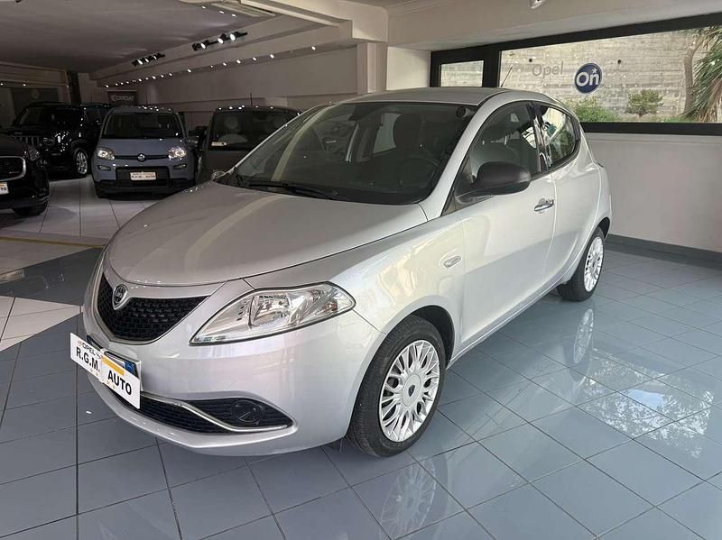 Silver metallizzato Usata 2017 Lancia Ypsilon Gold Due volumi | 8800 € (Buon prezzo) - Immagine 1/4