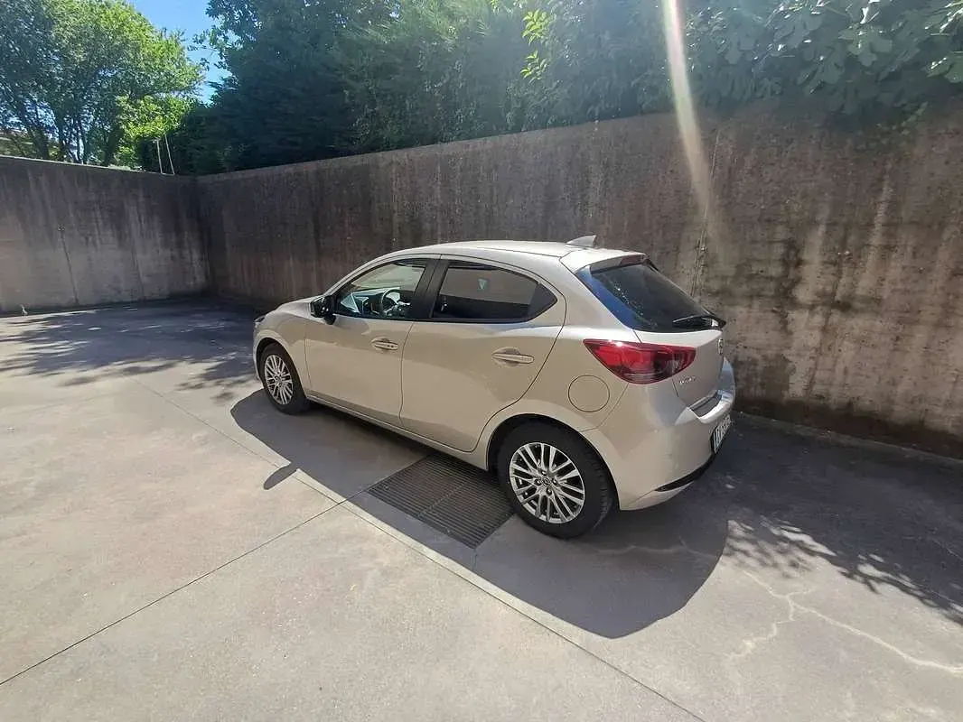 Usata Mazda 2 Exclusive-Line 90 CV (66 kW) 2024 Argento Utilitaria