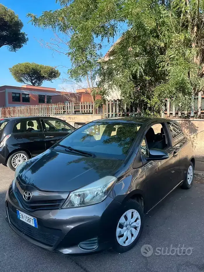 Usata Toyota Yaris Active 69 CV (50 kW) 2012 Grigio Utilitaria