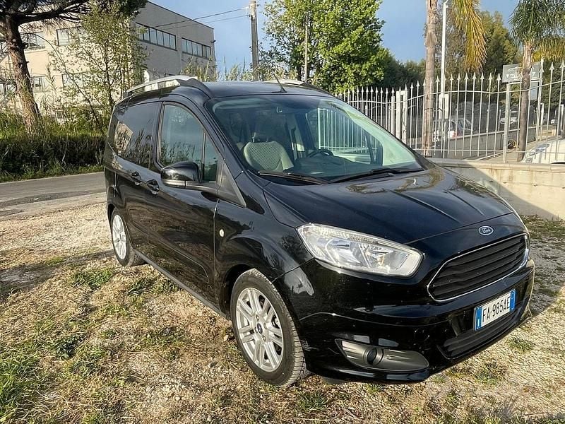 Usata Ford Tourneo Courier 75 CV (55 kW) 2015 Nero Monovolume