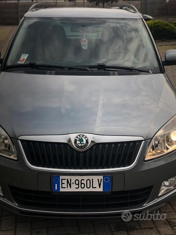 Grigio Usata 2012 Skoda Fabia Due volumi | 6800 € (Buon prezzo) - Immagine 1/4