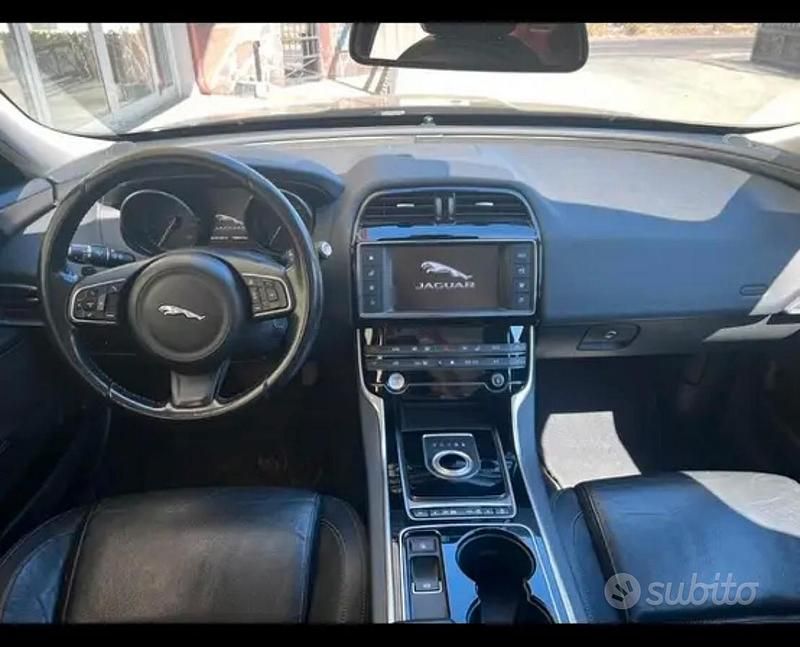Usata Jaguar XE 200 CV (147 kW) 2017 Nero Berlina