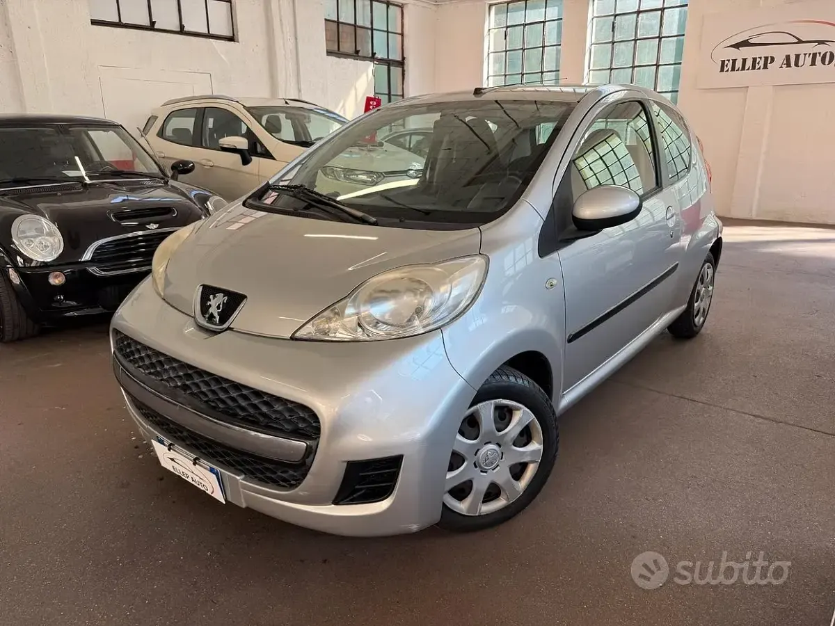 Usata Peugeot 107 68 CV (50 kW) 2010 Grigio Utilitaria