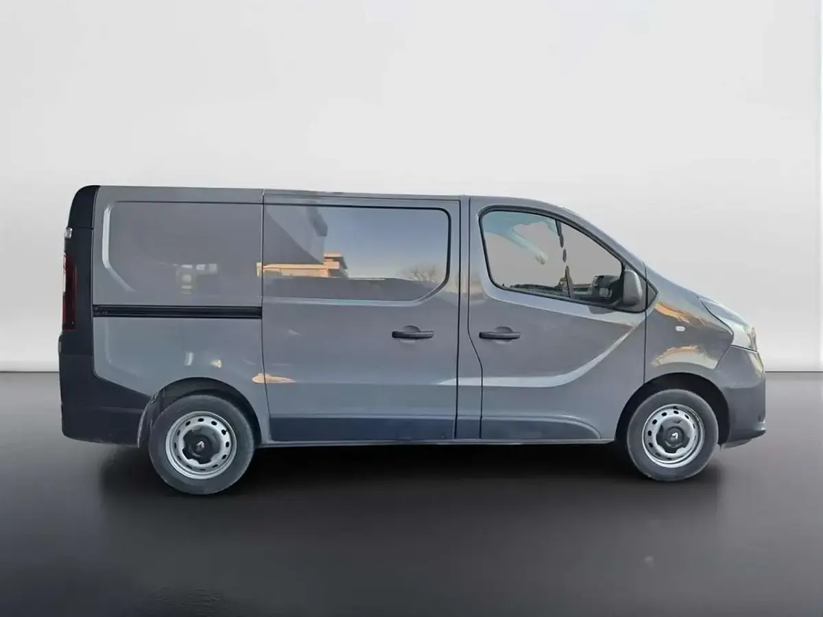 Usata Renault Trafic SE 125 CV (91 kW) 2019 Grigio scuro Monovolume