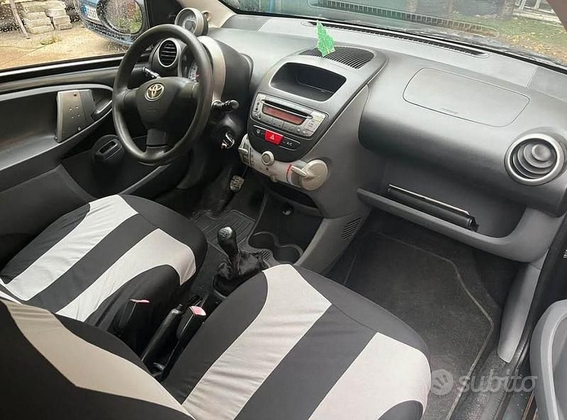 Usata Toyota Aygo 67 CV (49 kW) 2007 Grigio Utilitaria