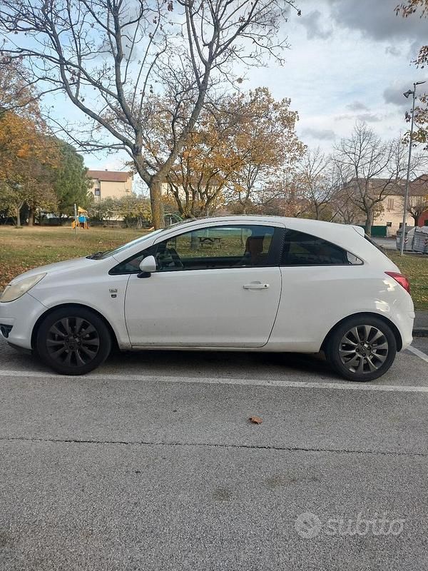 Usata Opel Corsa 80 CV (58 kW) 2010 Bianco Utilitaria
