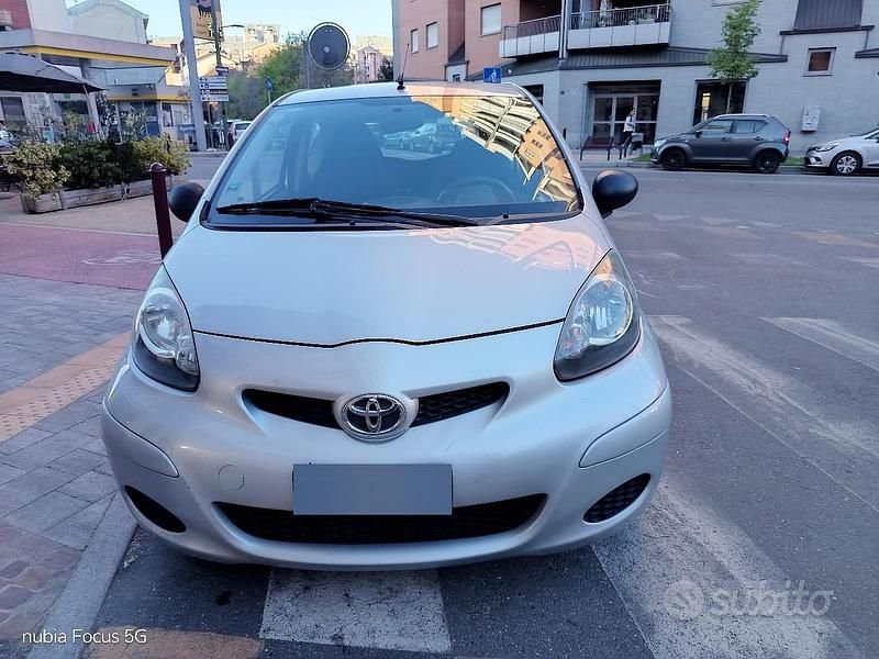 Usata Toyota Aygo 68 CV (50 kW) 2010 Grigio Utilitaria