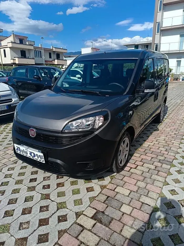 Usata Fiat Doblò Easy 90 CV (66 kW) 2022 Grigio Monovolume
