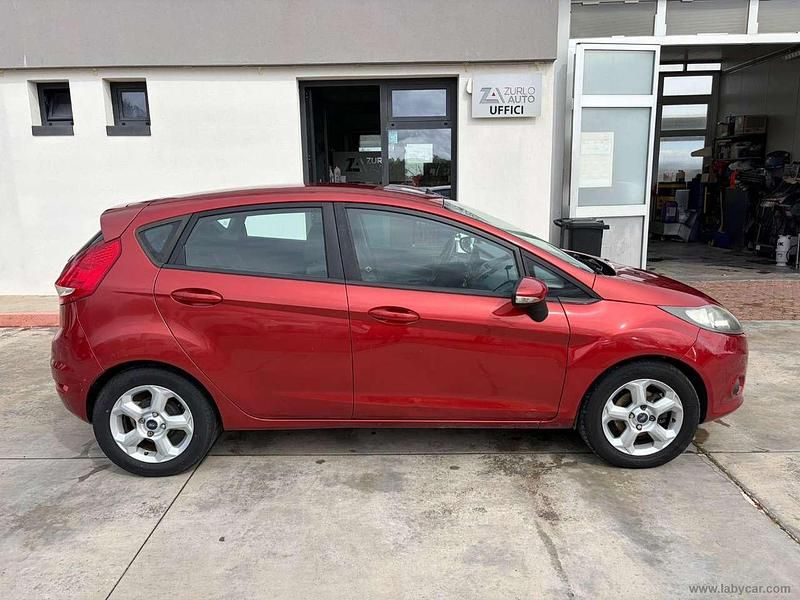 Usata Ford Fiesta Titanium 82 CV (60 kW) 2009 Rosso Utilitaria